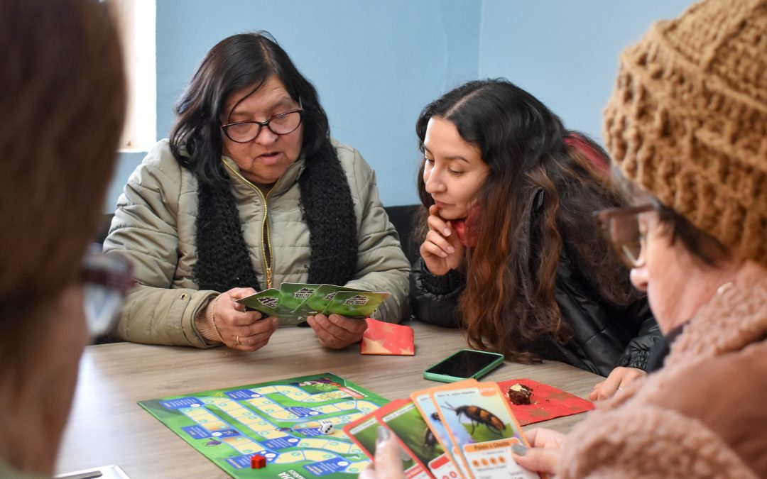 Más de 3 mil personas mayores aprenden sobre insectos con set de juego de mesa
